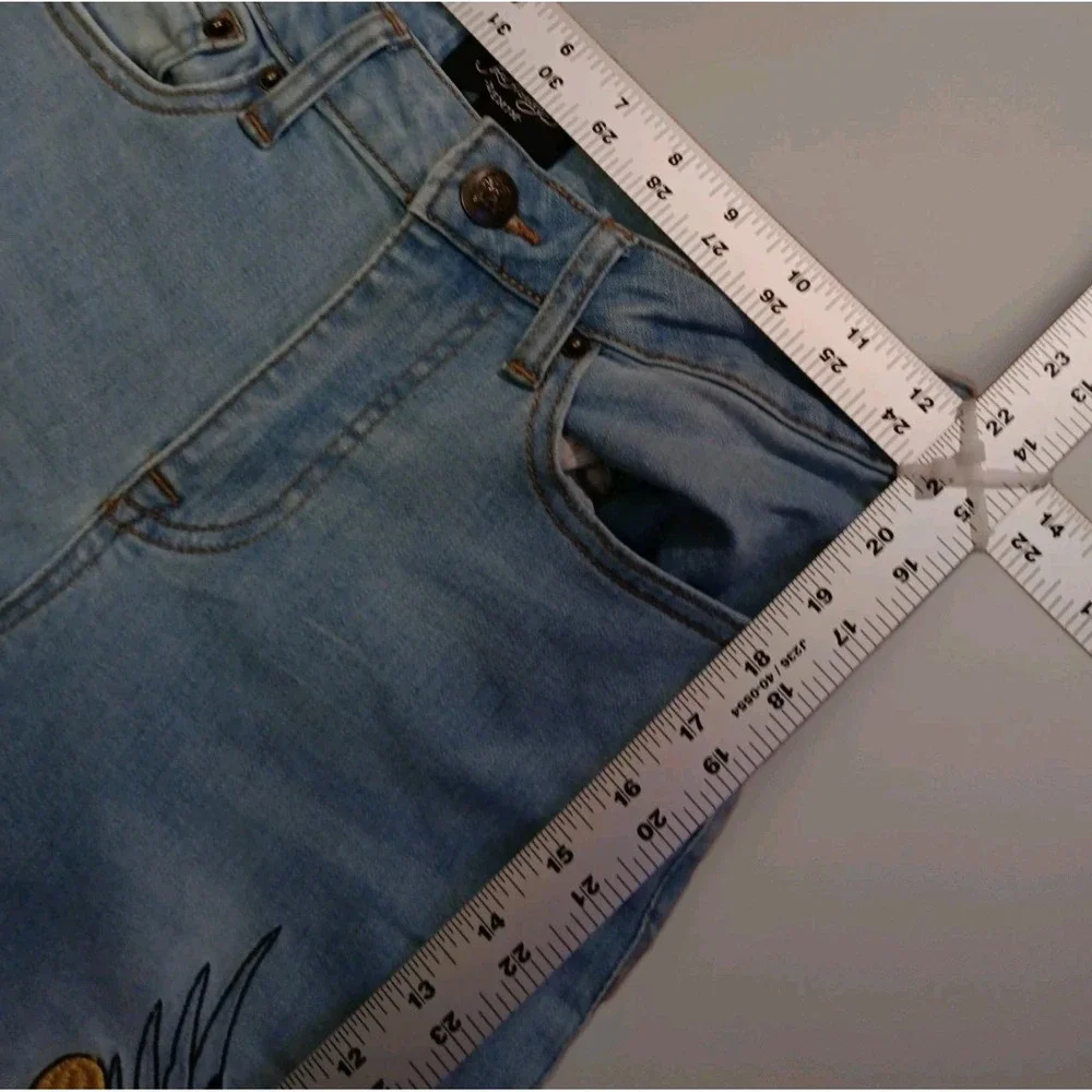 Women's Ed Hardy Jeans‎ size 26X24 Embroidered Wide Leg Love Kills Slow Flared